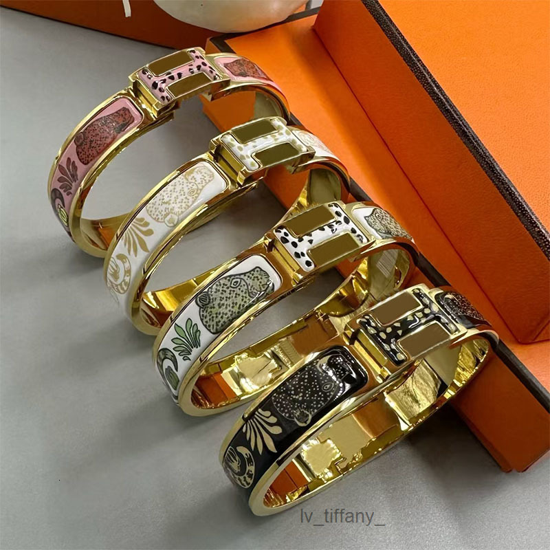 2025 New H Classic Animal Pattern Cuff Bracelet Couple 316L Titanium Steel Designer Jewelry for Men and Women QUFM 309