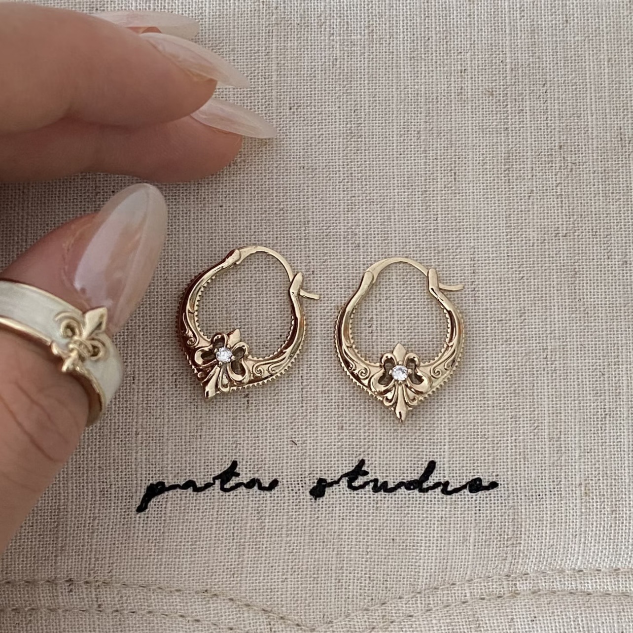 Luxury Elegant Dainty Jewelry Luxury Brand Designer Jewelry Best-Selling Coffee-Colored Iris Hollow-Out Earrings, A Lightweight Luxurious, Niche, Re