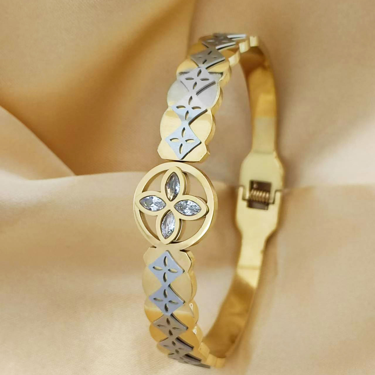 Luxury Elegant Dainty Jewelry Luxury Brand Designer Jewelry All Stainless Steel, Two-Tone Jewelry, Popular In Europe And America, Retro Steel Adjust