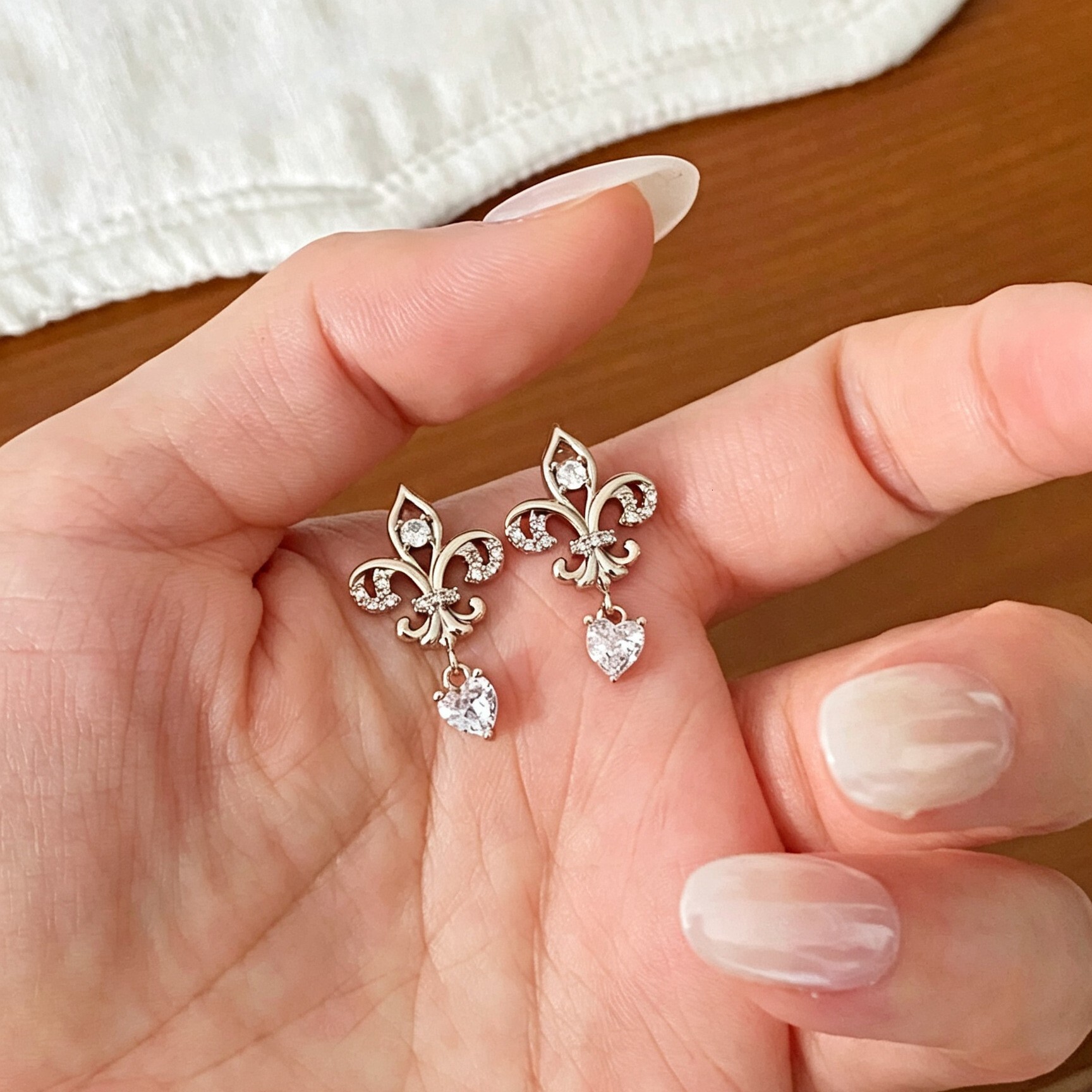 Luxury Brand Designer Jewelry Best-Selling Coffee-Colored Iris Flower Earrings, Featuring Diamond Accents, Exquisite Vintage Heart Design, And A Tou
