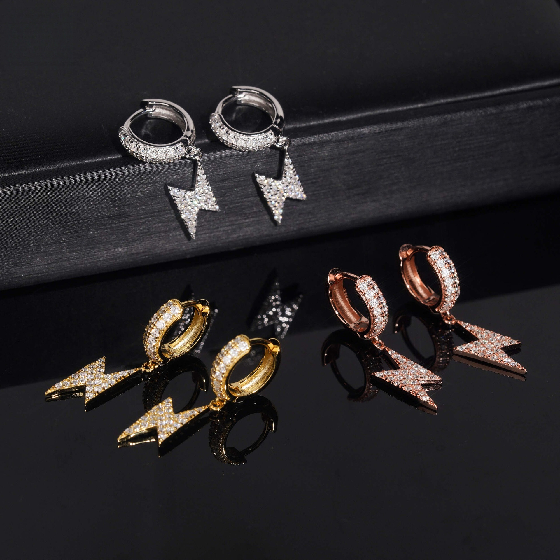 New product: 13.5mm exquisite lightning earrings, S925 silver inlaid with moissanite, certified and available in stock
