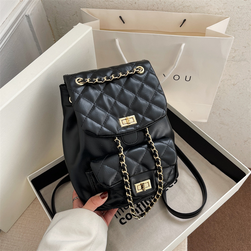 Designer Trendy Bag For Women Model Diamond Pattern Chain Fashionable Popular Handheld Small Luxury Backpack