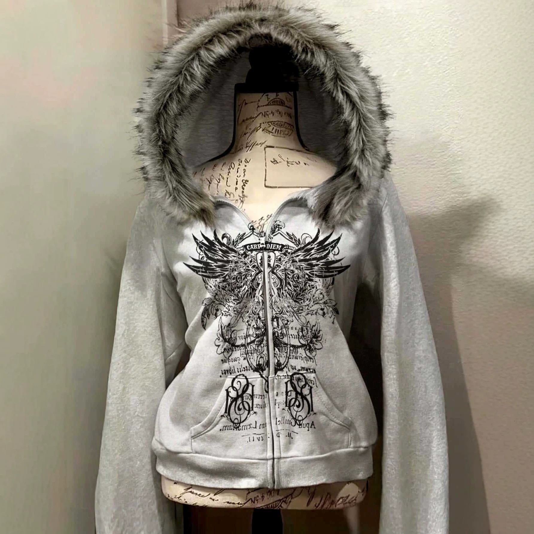 High-End Fashion Daily Luxury Clothing Retro Wing-Print Cropped Hoodie For Women, Featuring Large Faux Fur Collar And Zip-Up Design, In A Y2k-Inspir