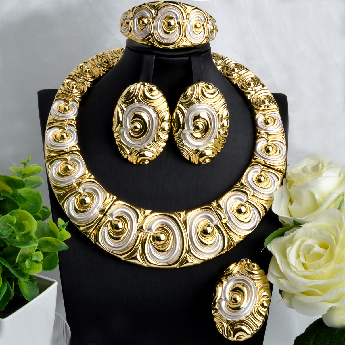 Dubai Exaggerated Gold-Embellished Cloud Pattern Style Ancient Craft Round Necklace, Bracelet, Earrings, Ring, Light Luxury Jewelry