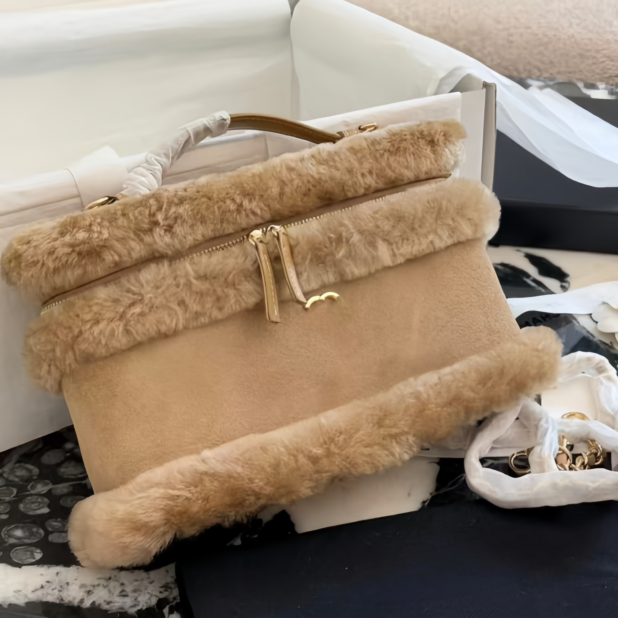 Woman Handbag 26b Fur Top Handle flip makeup bags Suede chain fluffy Designer Bag wool Women Cosmetic bag Luxury Tote bags Leather fall fashion Cros