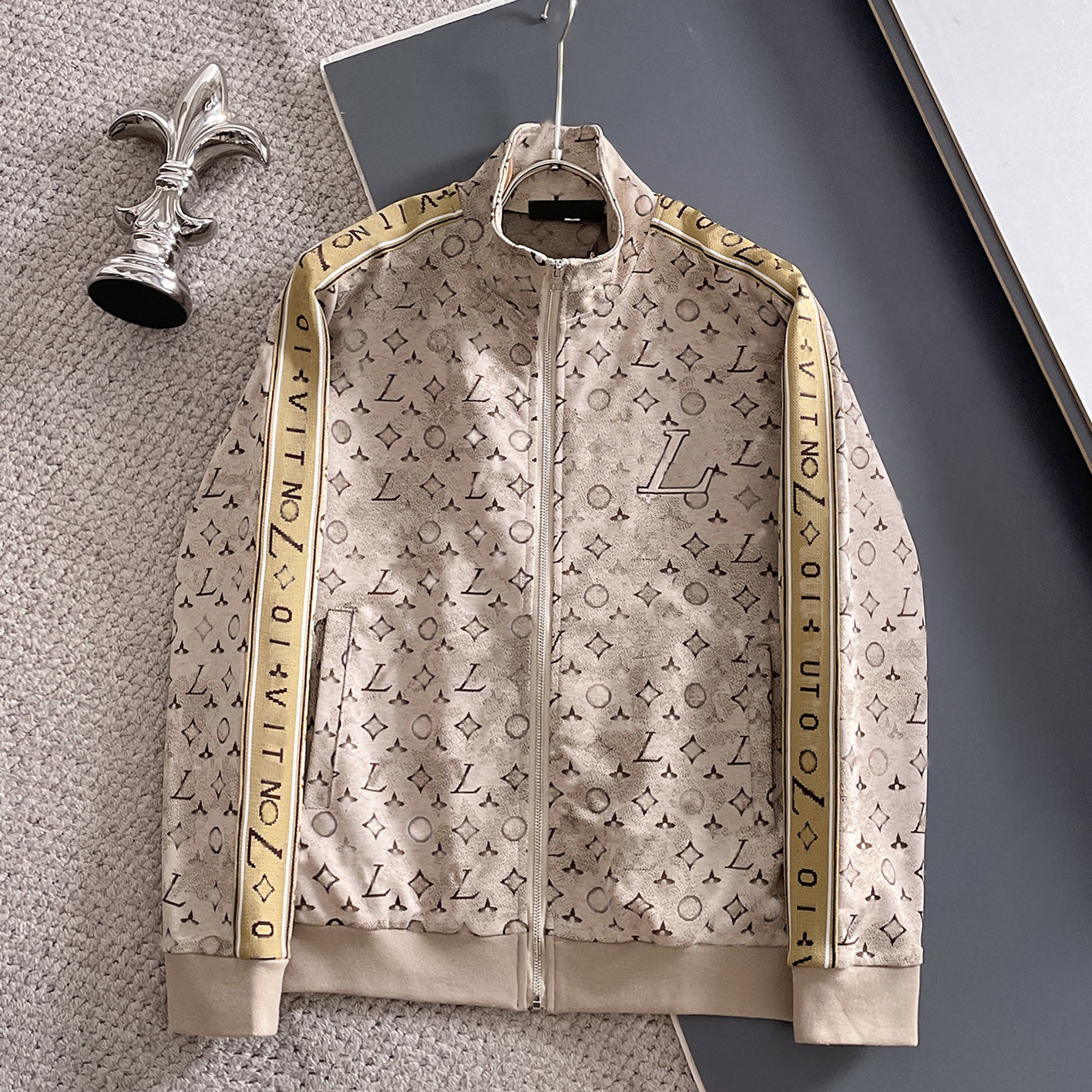 Designer brand clothing, high-quality men's printed presbyopia sports suit, stand up collar zipper jacket, golden mother ribbon pants, light lu