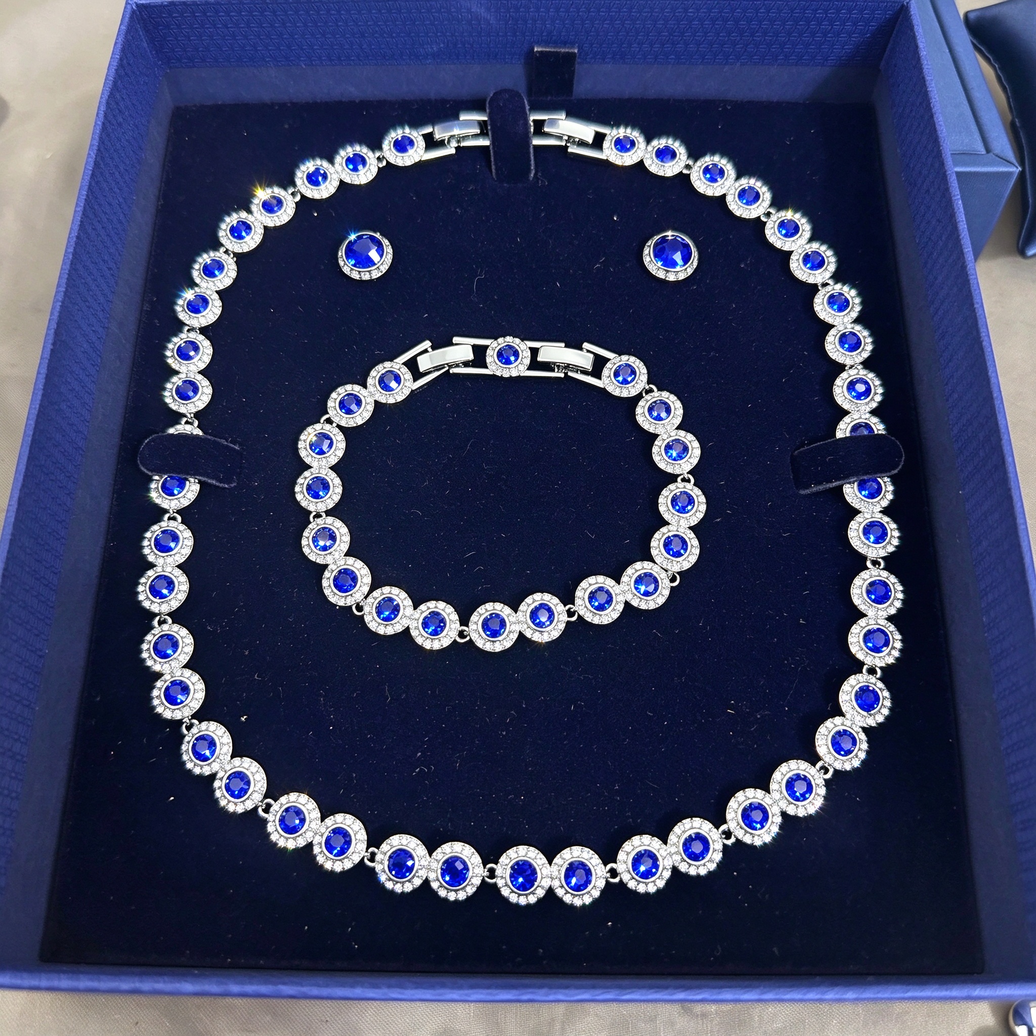 Tenue de mariage élégante avec boucles d'oreilles de luxe en argent et collier complémentaire