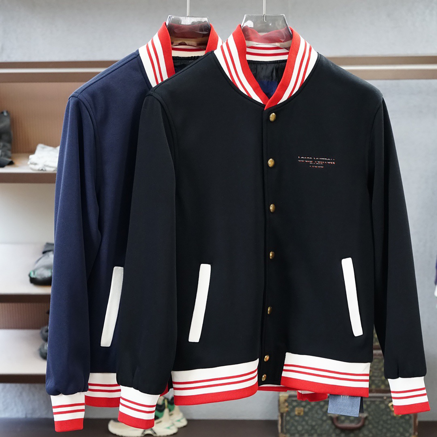 Designer merkkleding, hoogwaardig zwart en rood en wit contrasterend geborduurd honkbaljack voor heren, honkbaljack met V-hals, gestreept geribbeld