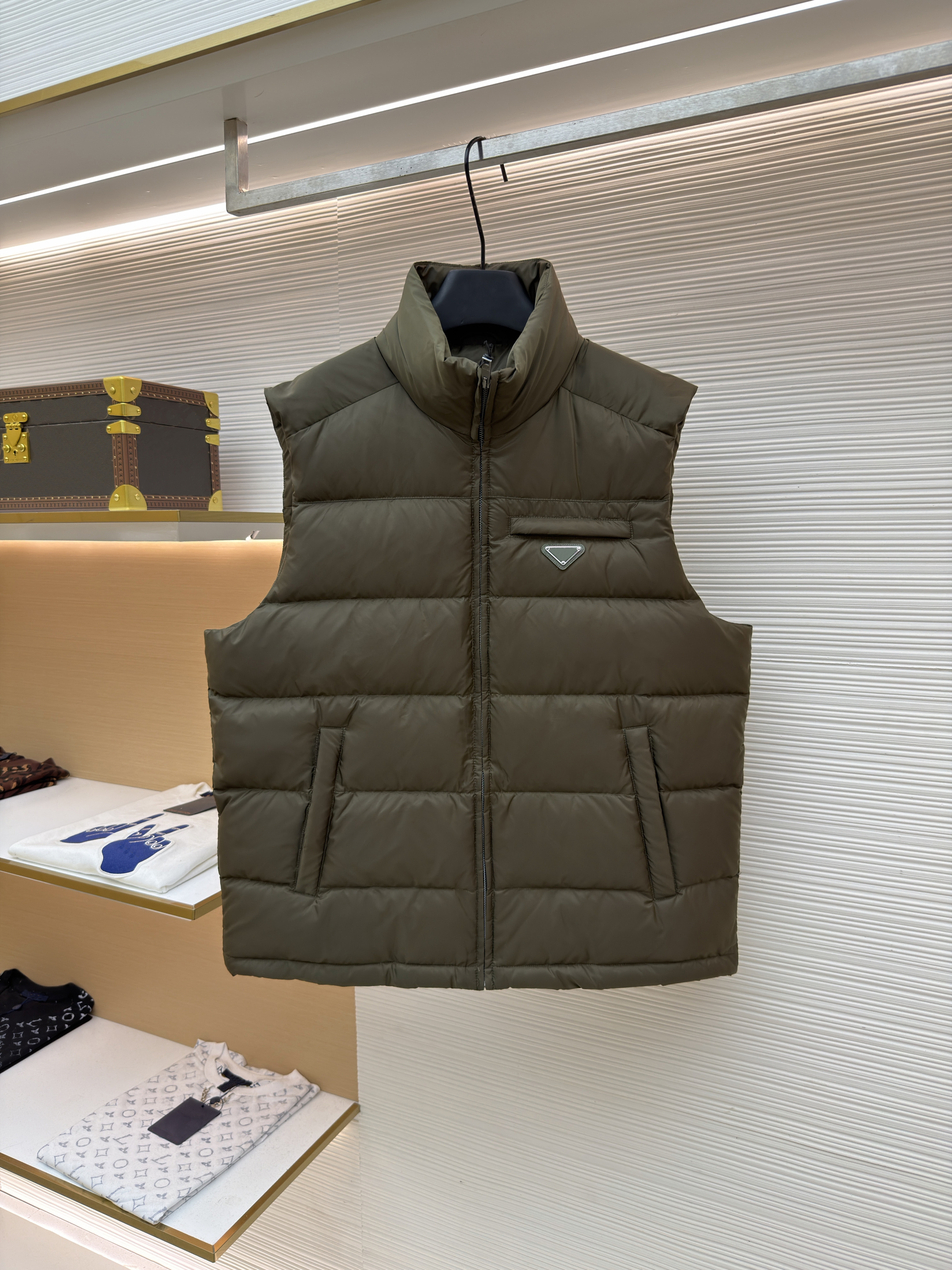 High quality designer unisex vest jacket, triangular stand up collar down vest, windproof, waterproof, loose casual layered down vest