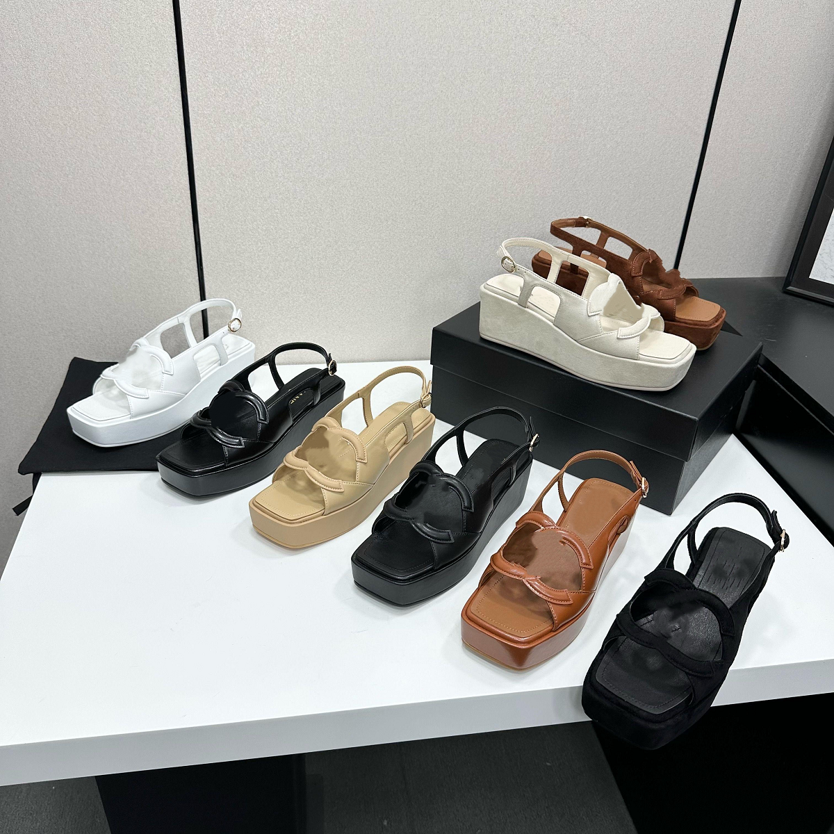26B Sandali con plateau da donna di design di lusso Pantofola nera Pelle vegana a strati con passante Vamp Punta aperta Slingback Chiusura con fibbi