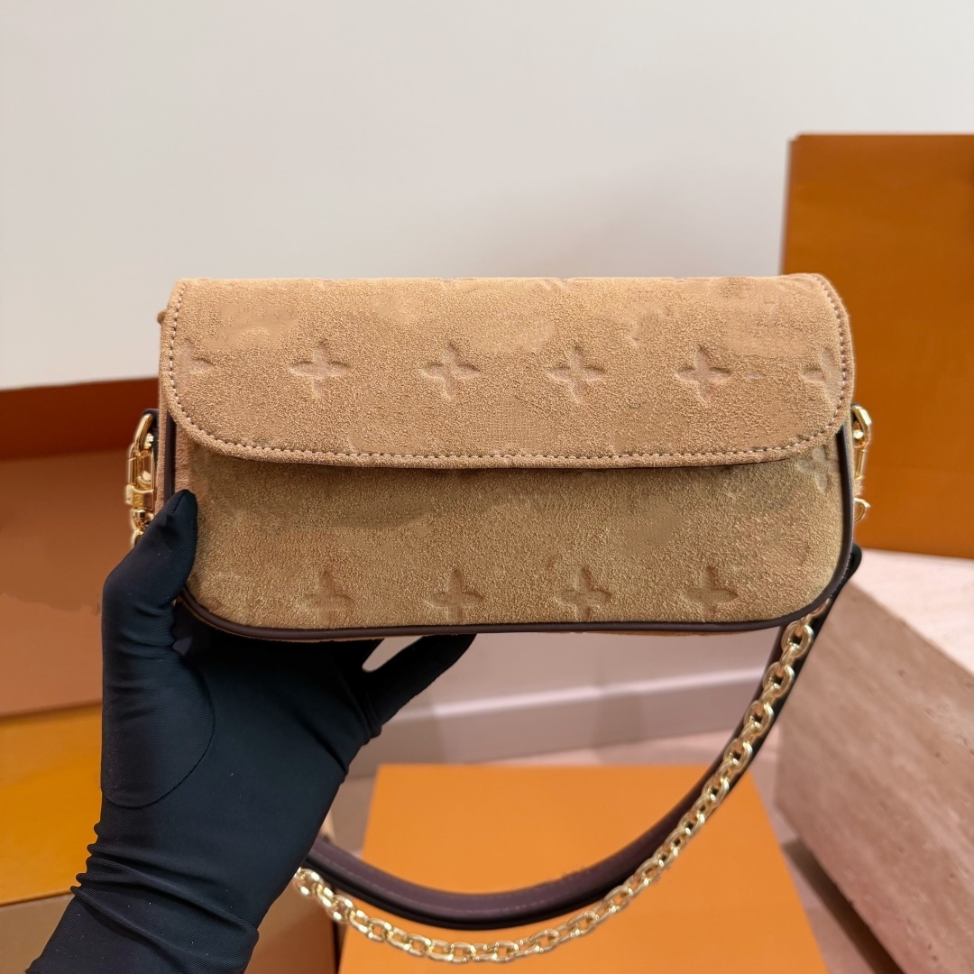 26SS New WALLET ON CHAIN IVY Ivy Chain Handbag Designer Shoulder Bag Crossbody Bag Womens Luxury Evening Bag Daily Date Commute Bag Solid Color Cosm
