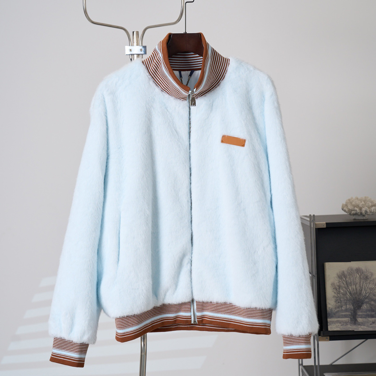 Kleding van het merk Designer, hoogwaardig lichtblauw nertsbontjack voor heren met opstaande kraag, gestreept geribbeld gesplitst pluchen bovenstuk,