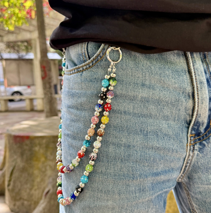 Chaîne de pantalon de style punk avec perles rondes multicolores mélangées à des accessoires de jeans de mode neutres 250103