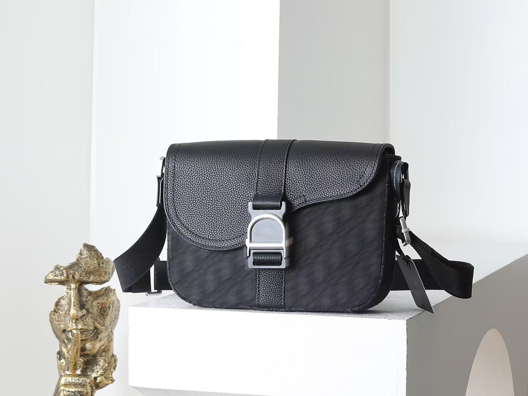 Top-quality women's bag, designer style, classic vintage, elegant and beautiful