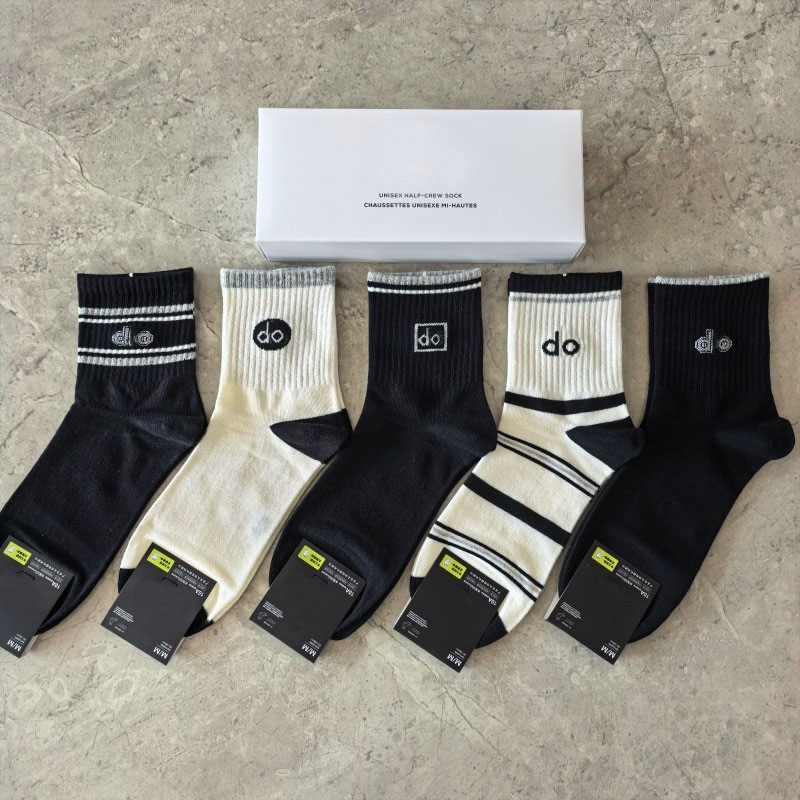 Designer fashion New yoga men's and women's sports socks, cotton thread socks, breathable and trendy brand letter short tube cotton yoga s