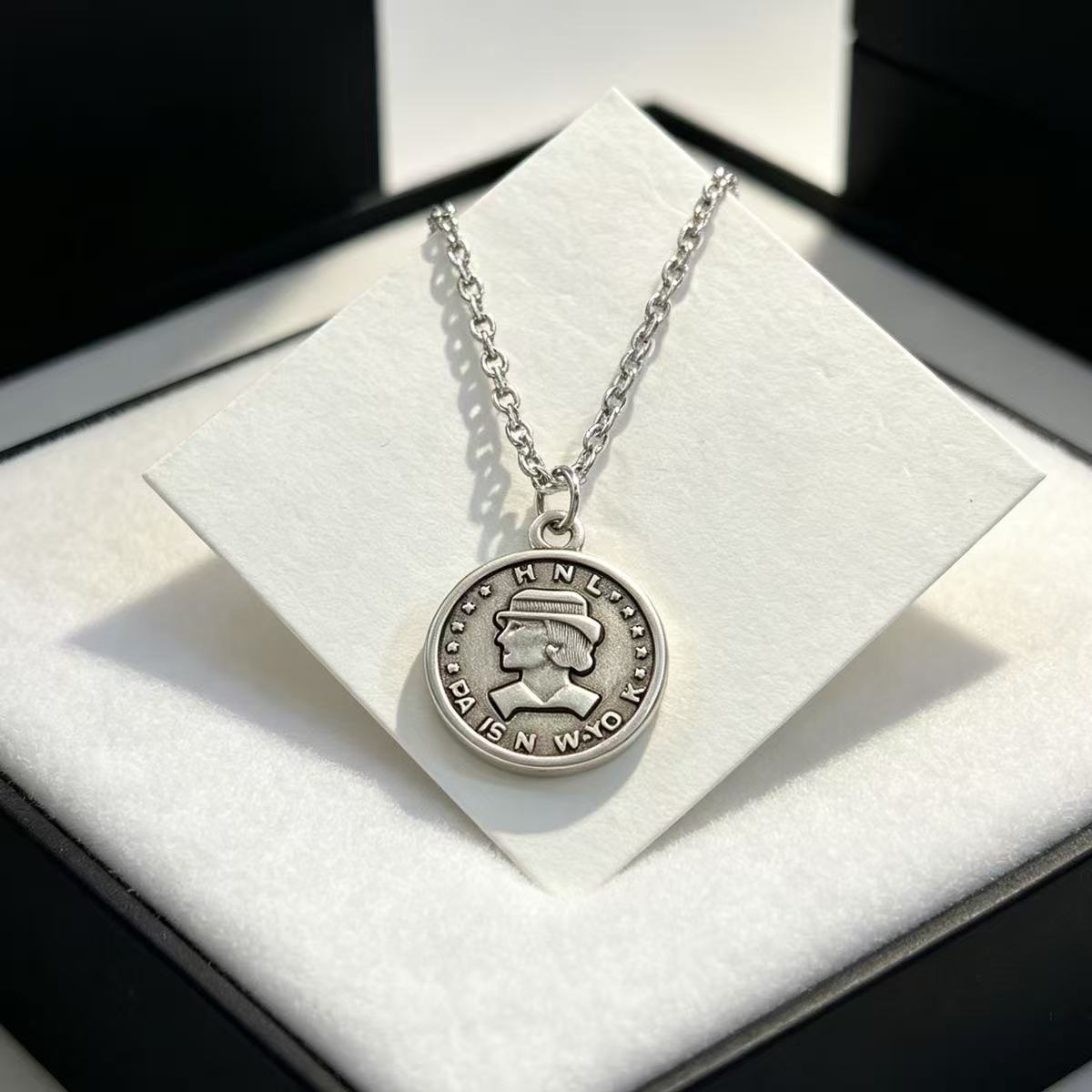 2026 Vintage Portrait Coin Pendant Necklace Paris New York Letter Engraved Round Medal Necklaces for Women Retro Fashion Jewelry Wholesale