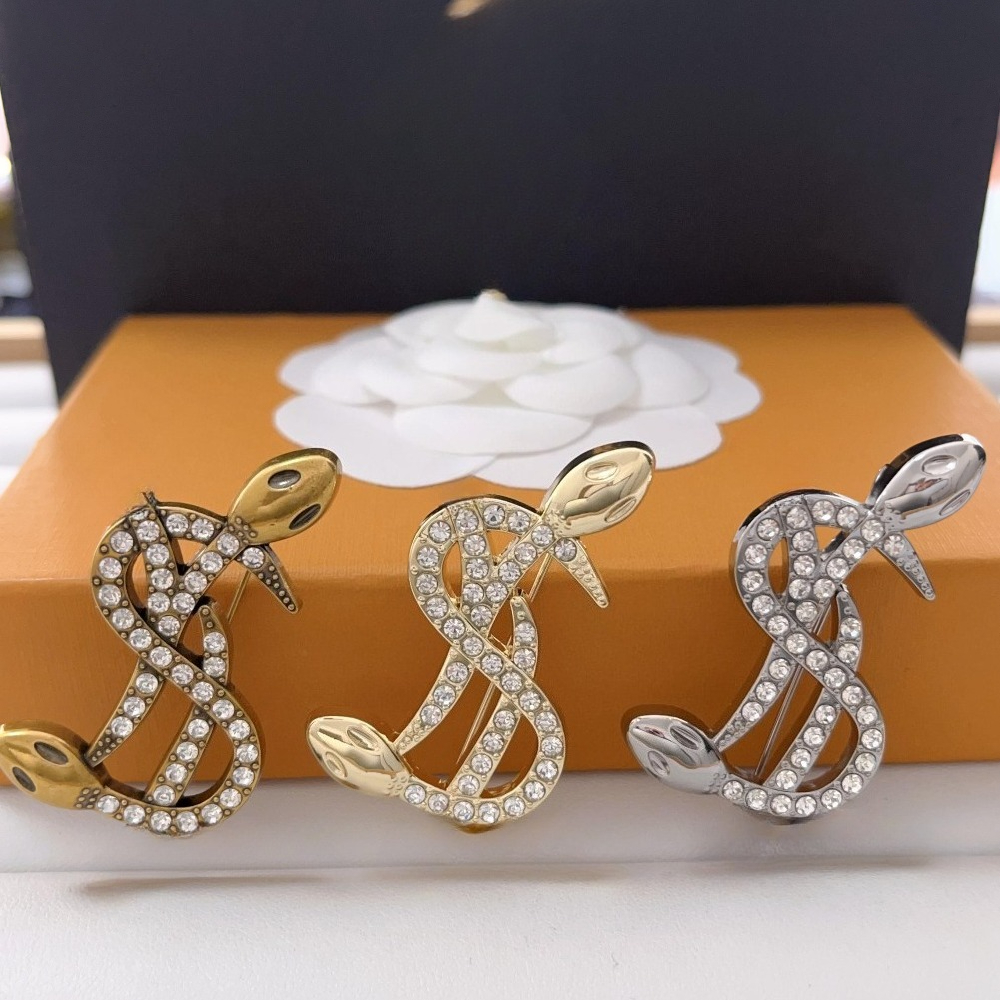 Brooches Designer Letters Brooches Women Luxury 18K Gold Plated Desginers Pins Lady Crystal Metal Classic Jewelry Accessories Women