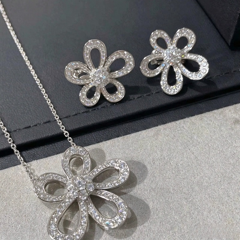 Boucles d'oreilles à fleurs creuses de luxe, pavées de diamants CZ, boucles d'oreilles à tige en acier inoxydable, bijoux délicats pour femmes, p