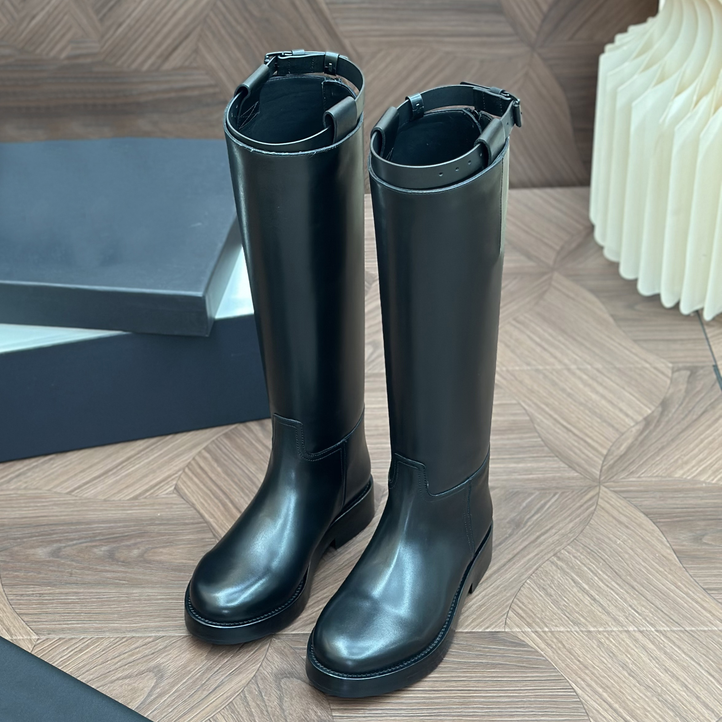 Botas altas clásicas para mujer inspiradas en el diseñador, botas con hebilla de ajuste lateral de cuero liso, zapatos de moda elegantes para citas