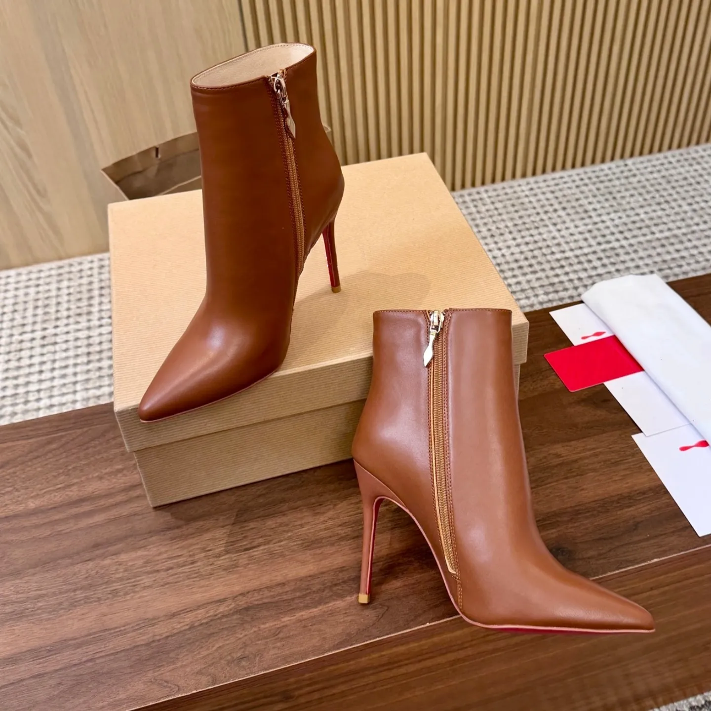 Mode Frauen Echtes Leder Stiefeletten Designer Schuh Spitze Zehen Stiletto High Heels Seitlicher Reißverschluss Luxus Rote Sohle Sexy Party Kurze St