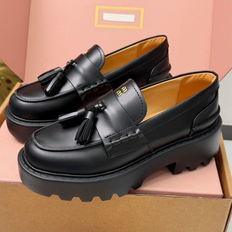 26SS Loafers Designer Womens Classic Black Glossy Tassel Loafers Serrated Thick Sole Metal Logo British Style High Rise Commuting Small Leather Shoe