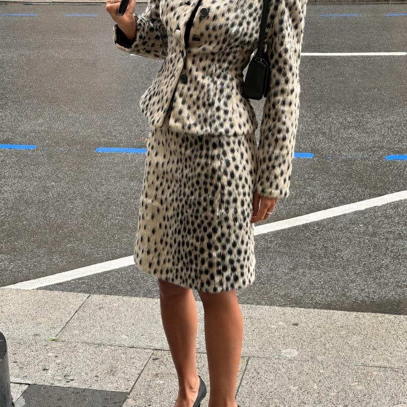 Cappotto e gonna in pelliccia sintetica vintage da donna di alta qualità con stampa leopardata di design Set due pezzi elegante abito da festa autun