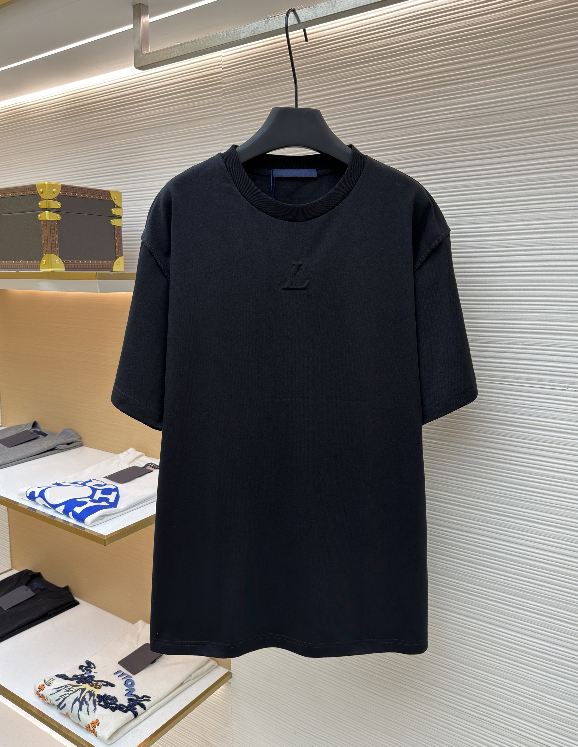 Designer high-quality loose fit T-shirt, cotton sportswear, short sleeves with exquisite 3D embossed logo, simple and minimalist design, neutral sty