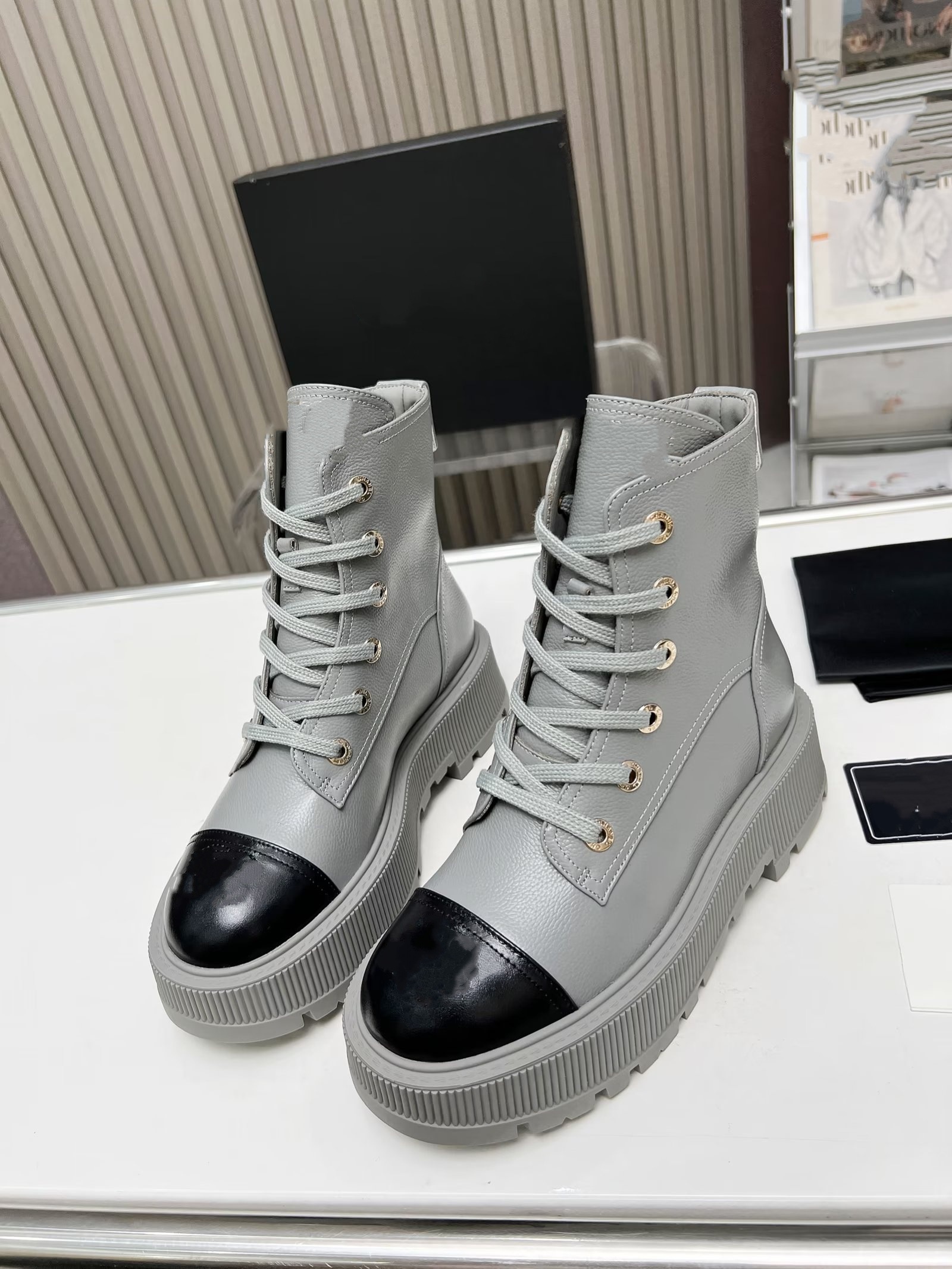 Women's Vintage British Style Ankle Boots with 3D Embroidered Logo and Fall Winter Casual Fashion Boots