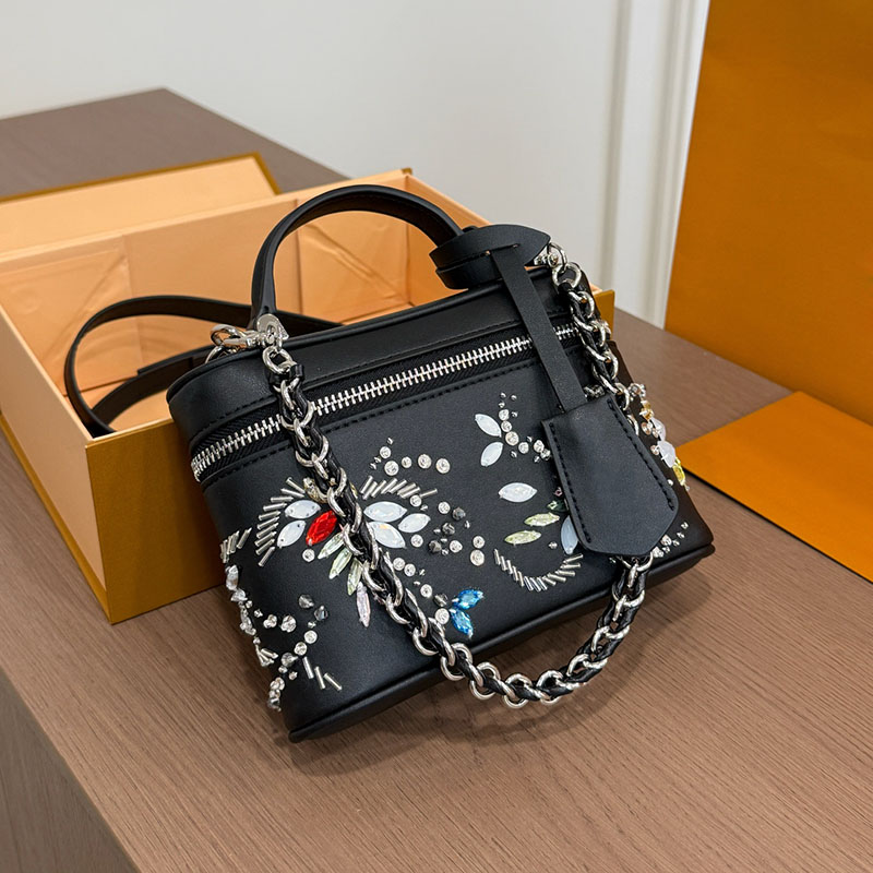 Dames Designer Vintage Vanity Box Sac Coloré Strass Décoration Argent Matériel Matelasse Chaîne Bandoulière Sac À Main avec Poignée Supérieure 18
