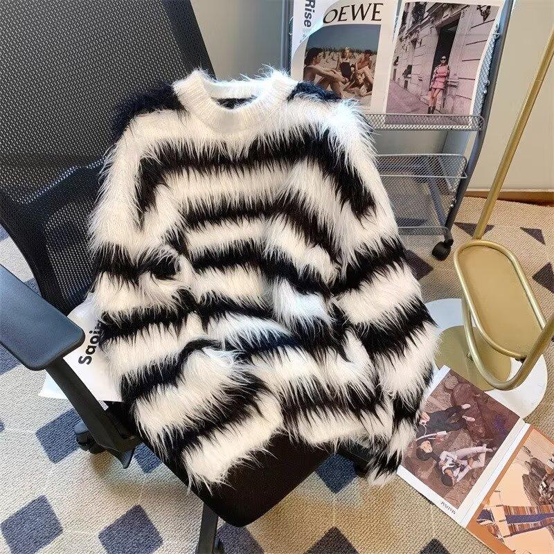 Designer Haute Qualité Hommes Noir Blanc Rayé Faux Vison Fourrure Pull Coréen Lâche Moelleux Tricot Pull Hiver Casual Col Rond Haut