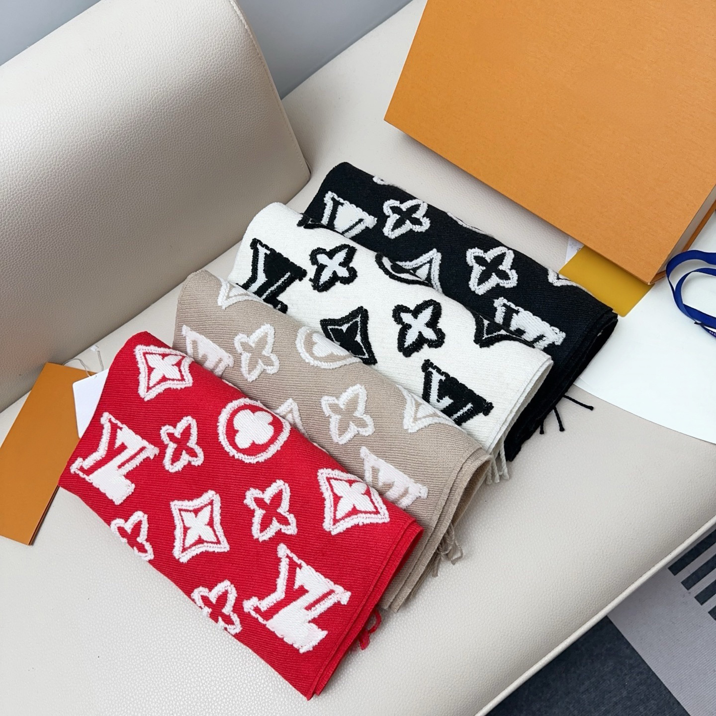 Fashion Women men Cashmere Designer Scarf Soft Touch Warm Packaging Autumn and Winter Long Shawl Brown and White Full Letter Printed Scarf 100% Cash