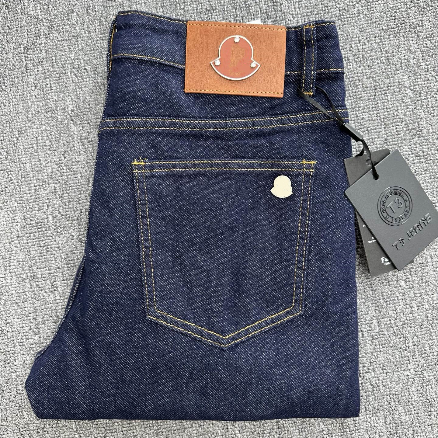 Men's Dark Wash Straight Leg Denim Jeans, Classic Leather Patch Logo Casual Stretch Denim Pants, Premium Dark Blue Denim Trousers for Daily Str