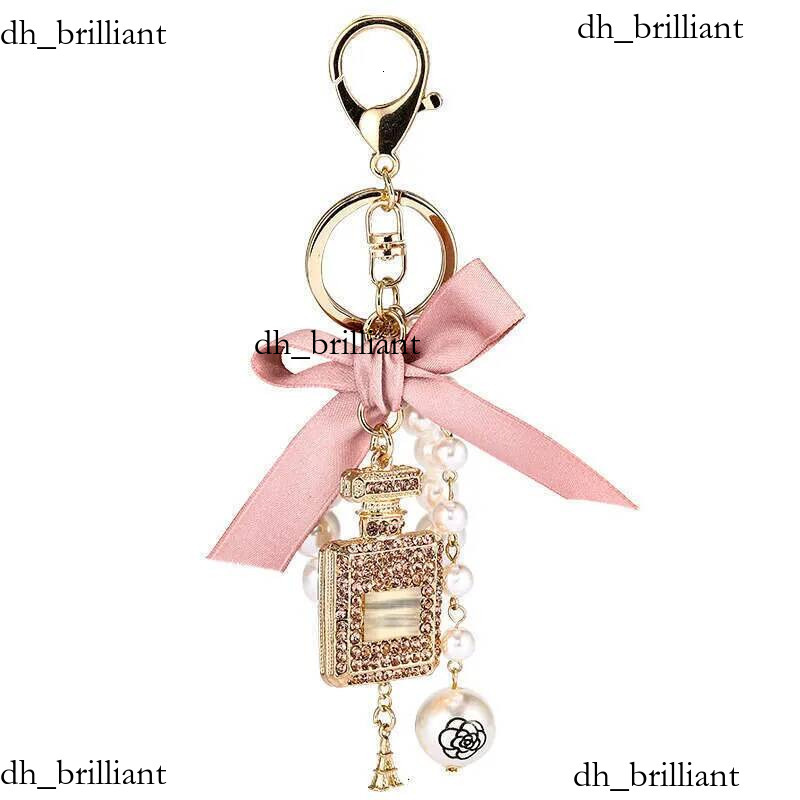 Porte-clés Charme 2026 Vintage Bouteille de Parfum Porte-clés avec Ruban Rouge Perle Chaîne Femmes Sac Décoration Cadeau Designer pour Dames Chau