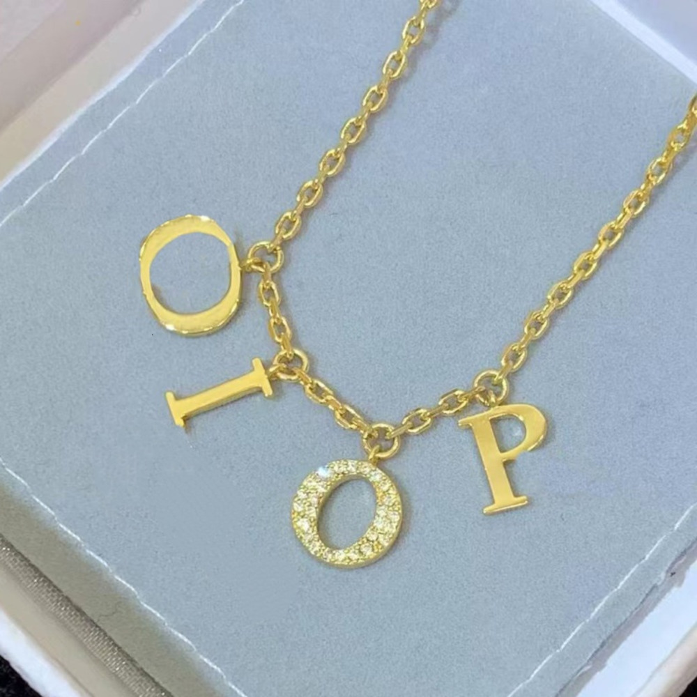 Pendant Necklaces Designer Necklace Diamond Encrusted Pendant Necklace Designer For Women Exquisite Bijoux Plated Gold Necklaces Fashion Classical g