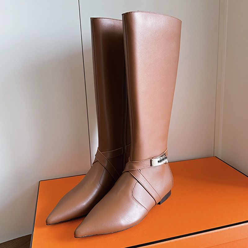 Designer Womans Jumping Shorter Boot Luxury Milk Tea Calfskin Metal Buckle Decorative Shoes Upper High Boots Womens Fashion Outdoor Wearing Knight B
