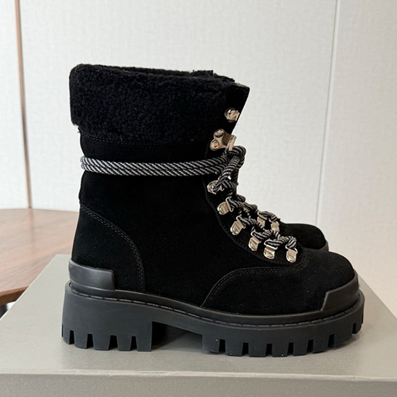 Couple Style Combat Strike Winter Boot in Black Designer Mans Fashion Nubuck Leather Patched Sheepskin Short Boots Mens Womens Outdoor Commuting Wea