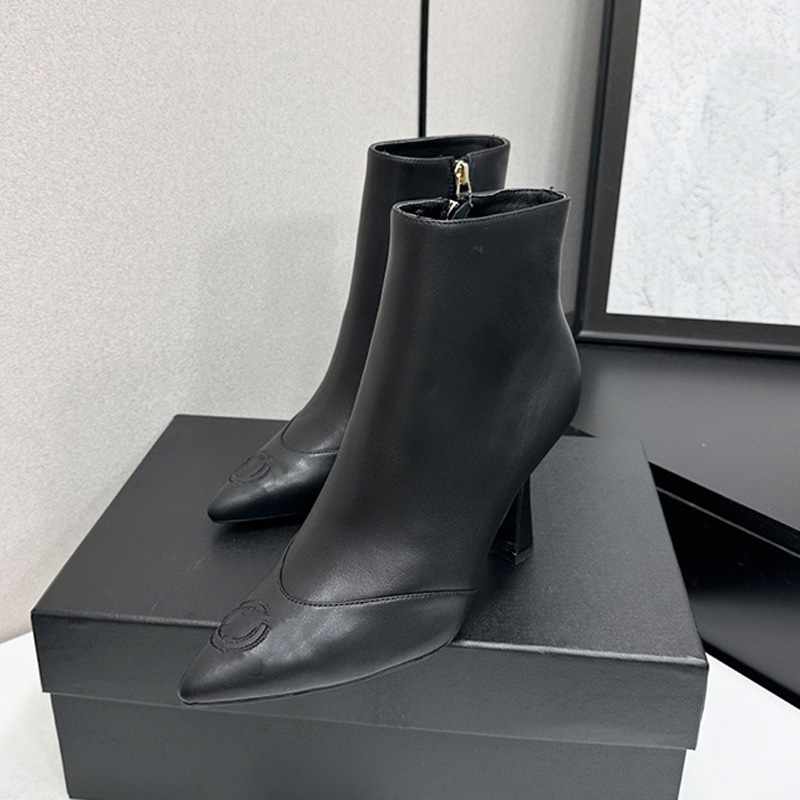 26SS Designer Womans Pointed Short Boots Fashion Black Calfskin Side Zipper Short Boots Womens Outdoor Luxury Daily Commuter Ankle Boots SIZE 42