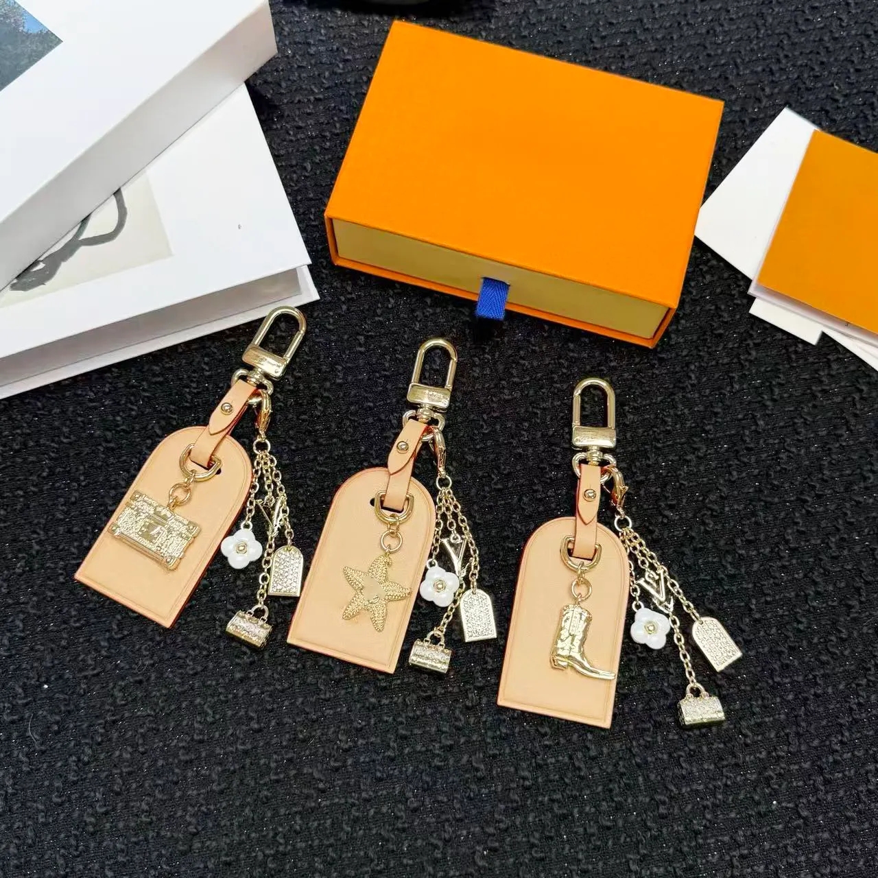 Luxury Designer Leather Tag Bag Charm Keychain Metal Starfish Boot Trunk Pendant White Flower Rhinestone Chain Purse Decoration Women Handbag Car Ke