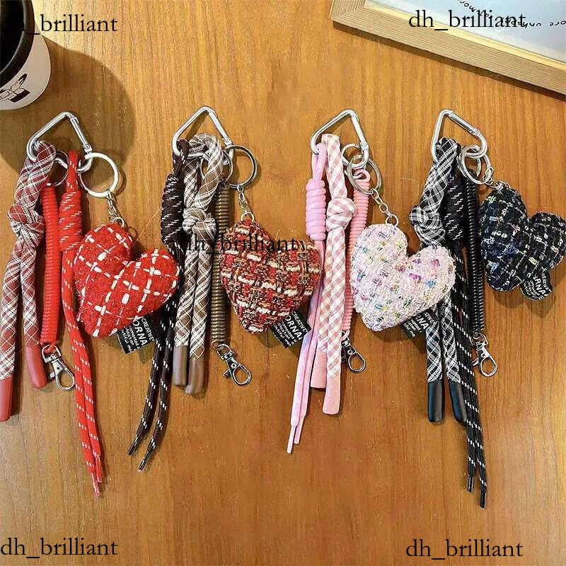 Porte-clés à breloques en forme de cœur en Tweed, avec sangle à pompon à carreaux, multi-usage pour sac et téléphone, tendance