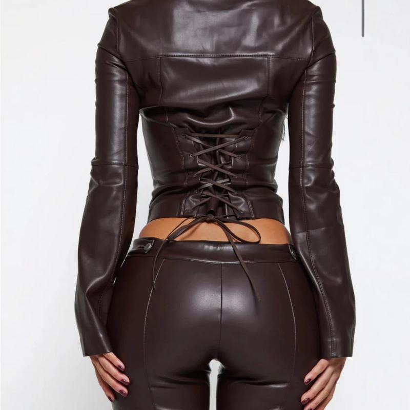 Diseñador de alta calidad 2026 Conjunto de dos piezas de cuero de PU marrón oscuro Chaqueta corta con cordones Pantalones capri Slim Fit Ropa de cal