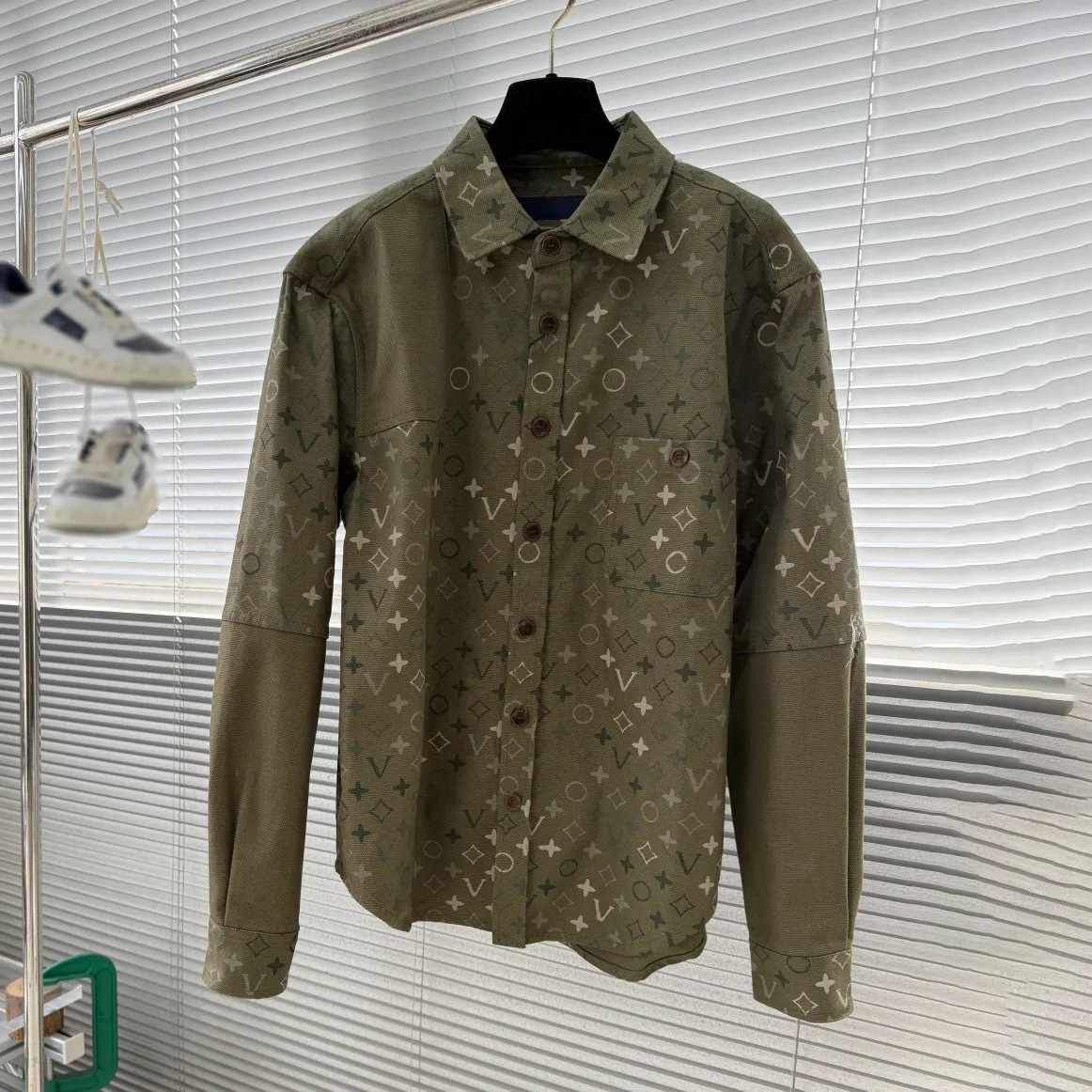 Designer brand clothing, high-quality men's casual shirts, light luxury retro geometric dark pattern workwear shirts, sandwashed and worn out l