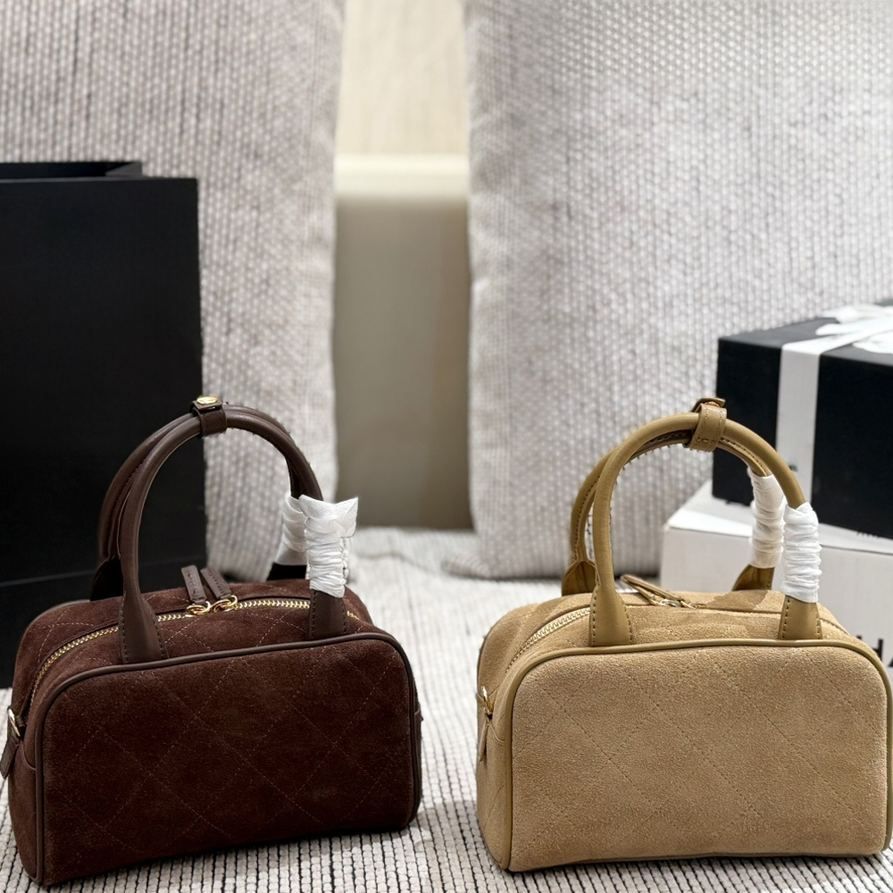 2027 Winter New Arrival Boston Bag, Designer Bag, Suede Tote, Commuter Bag, Shoulder Bag with Metal Logo, 10A, Luxury Bag