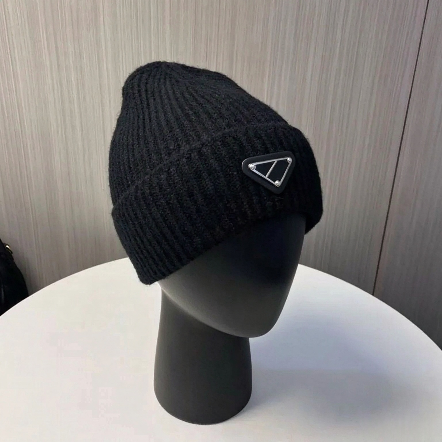 Unisex Beanie Winter Wool Designer Beanie Black Soft Woolen Fashionable Jacquard High Quality Warm Skull Cap for Men and Women Knit Hats White Black
