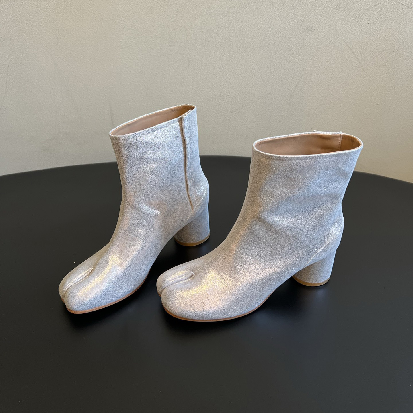 Stivaletti alla caviglia firmati Tabi Toe da donna, stivaletti corti con tacco largo in pelle di agnello glitterata, calzature uniche ed eleganti pe