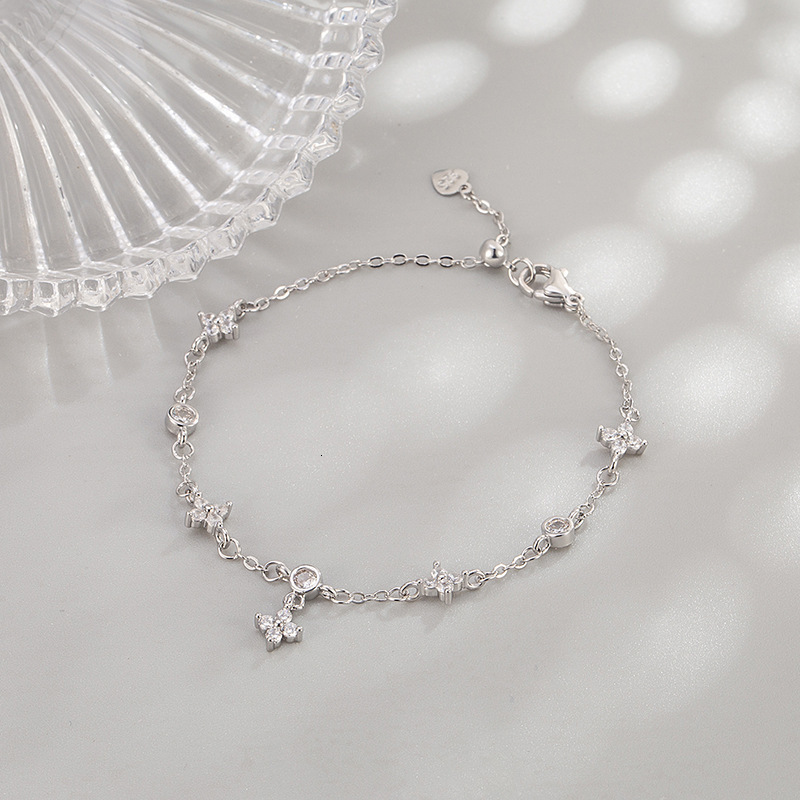 Sparkling Diamond Clover Bracelet For Women Fashion Light Luxury Niche Design Sense Elegant Exquisite Hand Jewelry