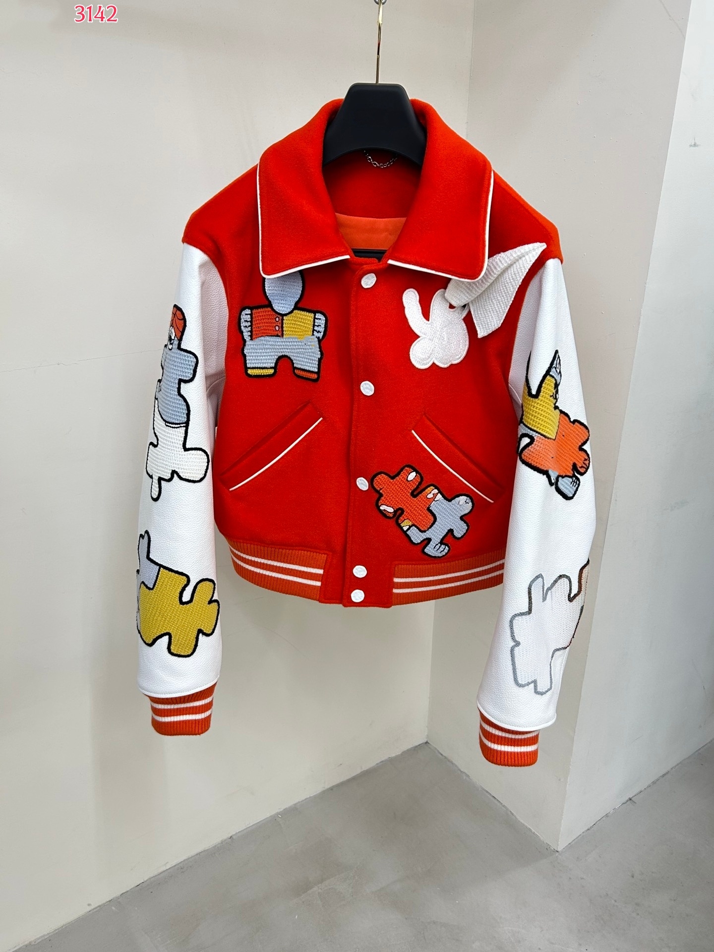 2026 Winter Jacket Designer Cropped Varsity Jacket Orange Wool Blend Body Real Leather Sleeve Cartoon Embroidery Patches Streetwear Button Coat Unis