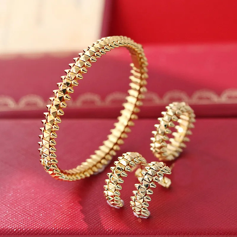 Ensemble de bijoux élégant avec des tons dorés 18 carats sur une base en métal massif, des pièces élégantes par une marque prestigieuse.