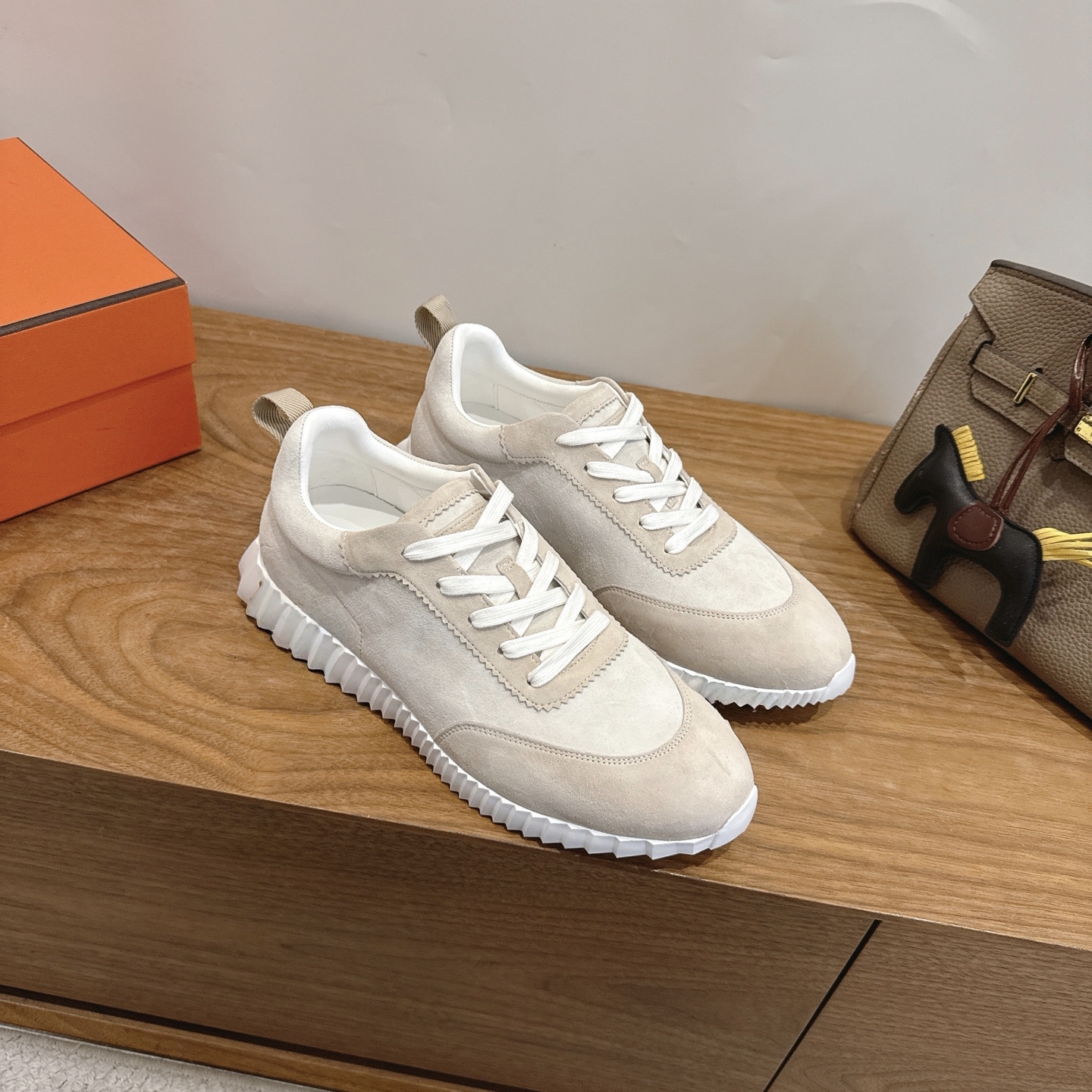 New Luxury Designer Sneakers Women Suede Lace Up Thick Sole Casual Shoes Premium Texture Daily Commuting Walking