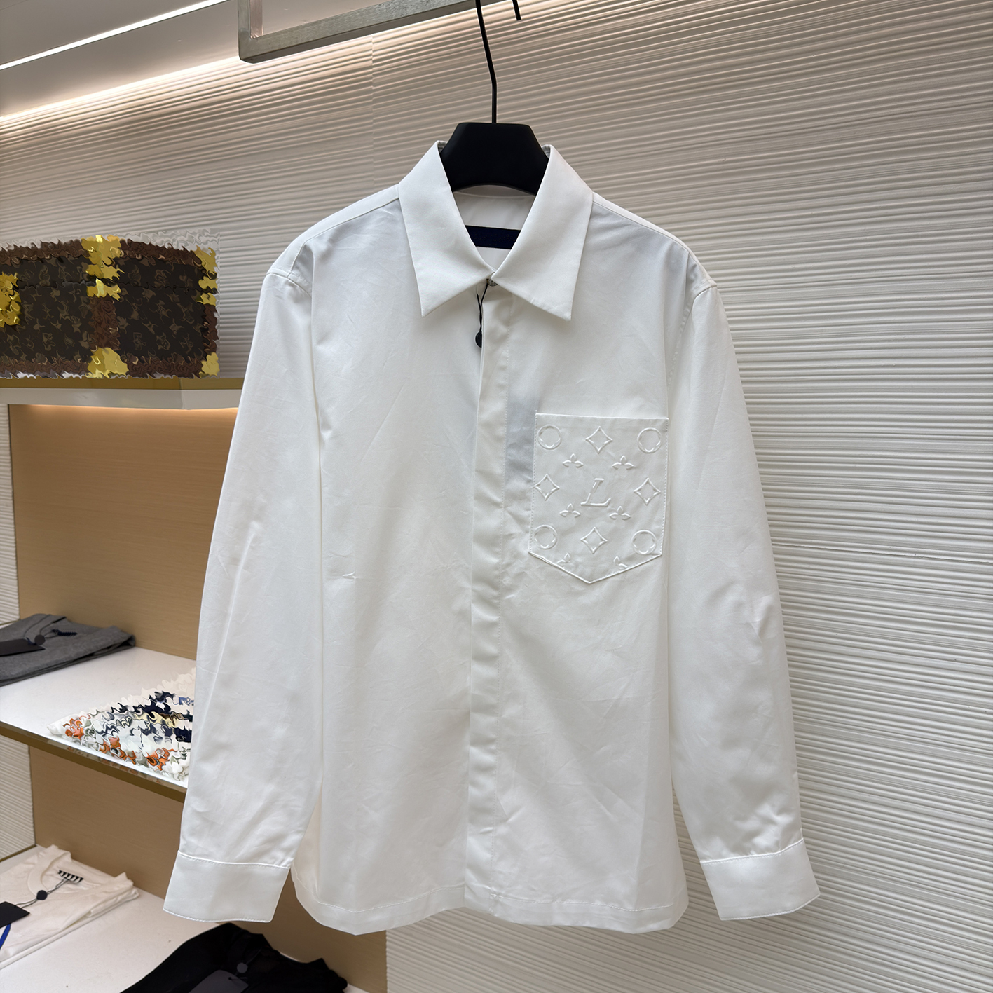 Designer brand clothing, high-quality men's white dark patterned embossed pocket long sleeved shirt, loose collared shirt, light luxury solid c