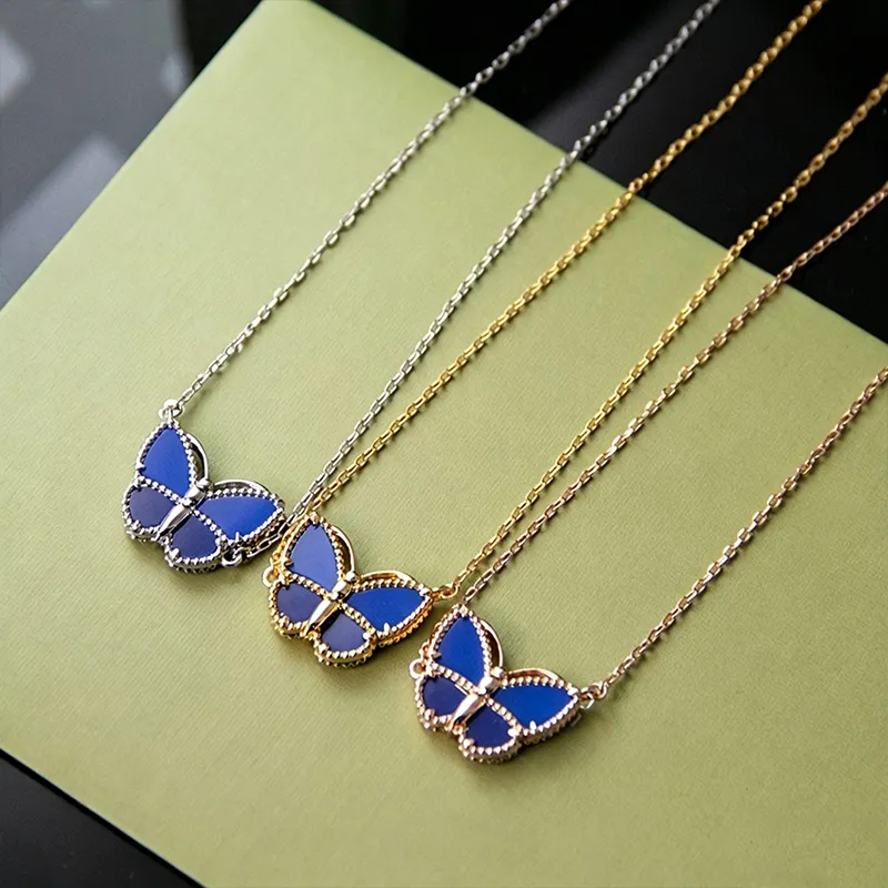 Accessoire de mode féminin élégant : collier à chaîne à pendentif trèfle et floral en acier inoxydable fabriqué à la main par des designers de re